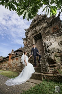 prewedding in museum bali smile happy with love couple white dress and tuxedo hug kiss blue sky