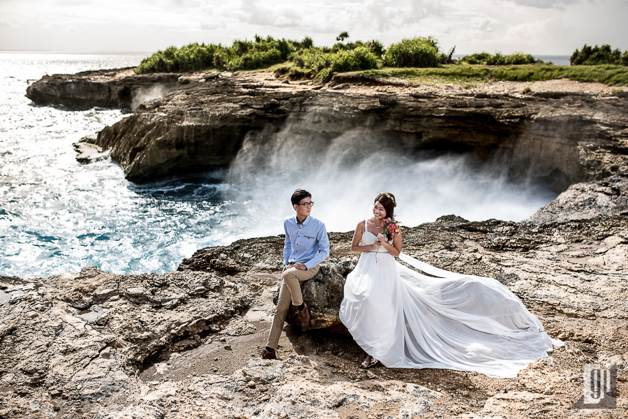 Prewedding in Nusa Lembongan Island Bali happy love smile white gown and shirt waves cliff beach