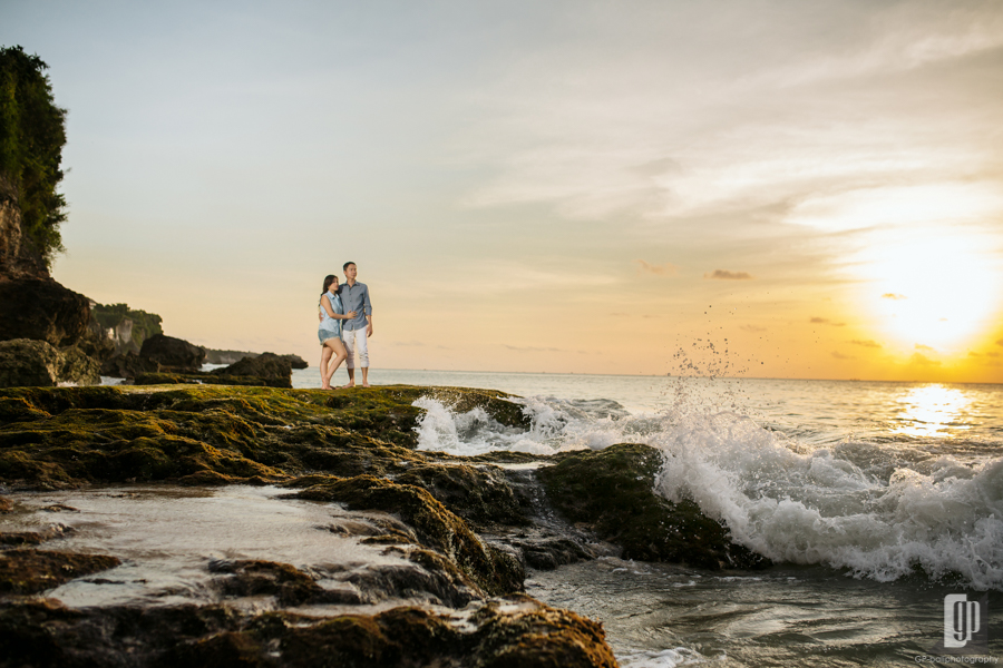 prewedding in tegal wangi beach bali love happy smile couple cave rock beach cliff blue sky kiss hug prewedding casual